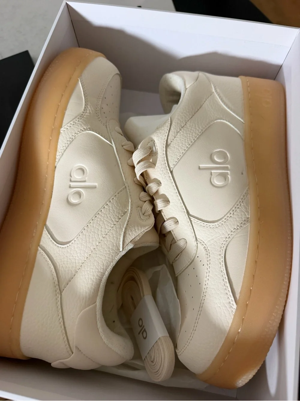 ALO Yoga recovery Men’s Cream Leather Sneakers with Gum Sole